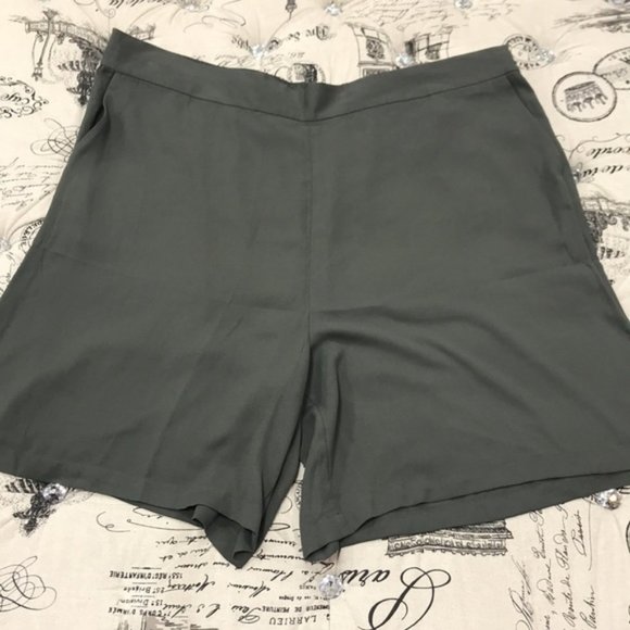 Halogen Gathered Waist Bermuda Shorts - Picture 3 of 7